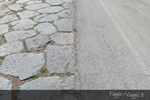 Strade a confronto: basolato antico vs strada asfaltata