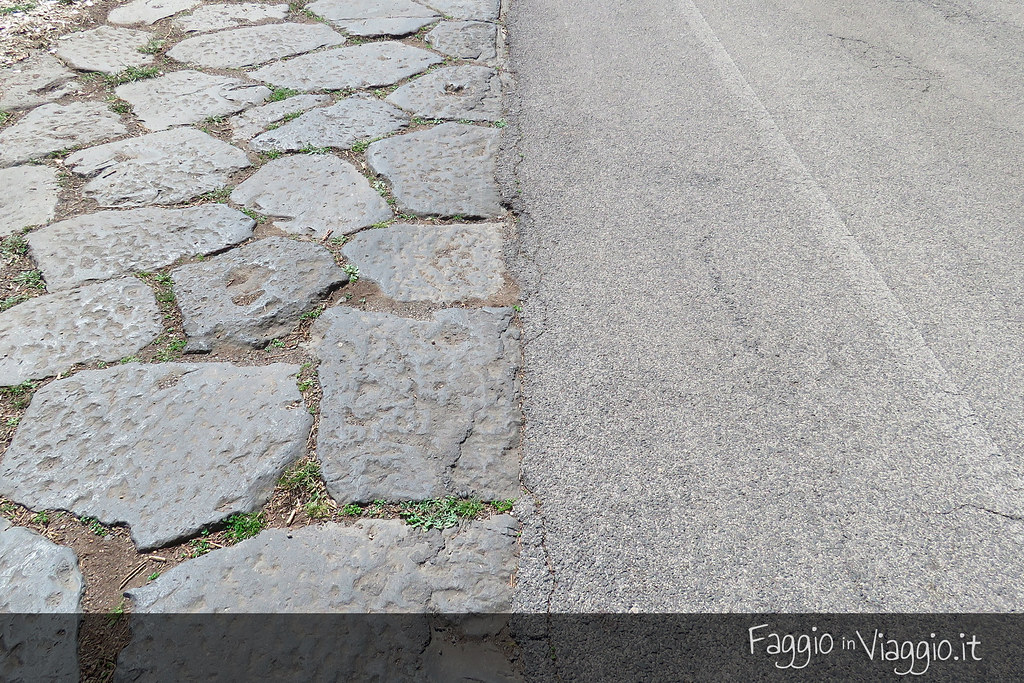 Strade a confronto: basolato antico vs strada asfaltata