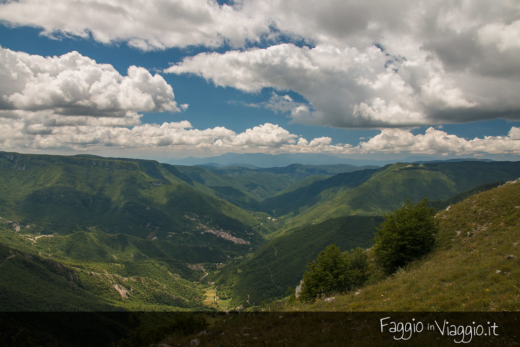 Veduta di Vallepietra e la Valle Santa da Colle della Tagliata
