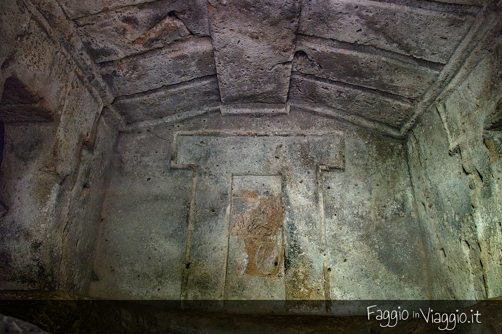 La grande porta finta della Tomba Costa (inizi V se. a.C.)
