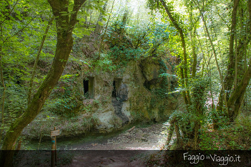 Necropoli di San Giuliano - Tombe lungo il torrente